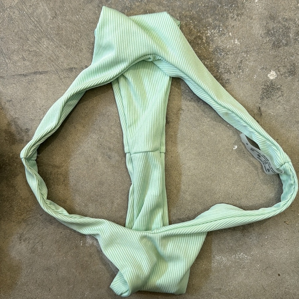 Bikini - Picture 7 of 8